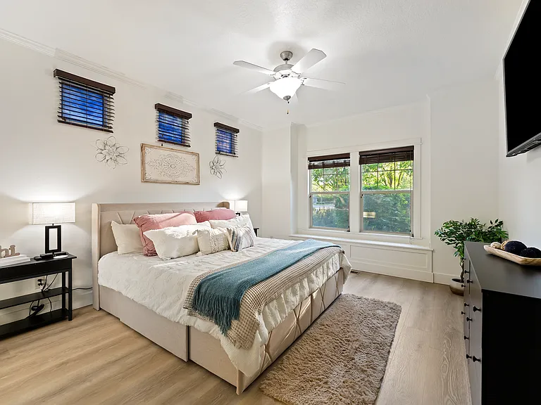 922 E Winding Creek Dr — Photo 11