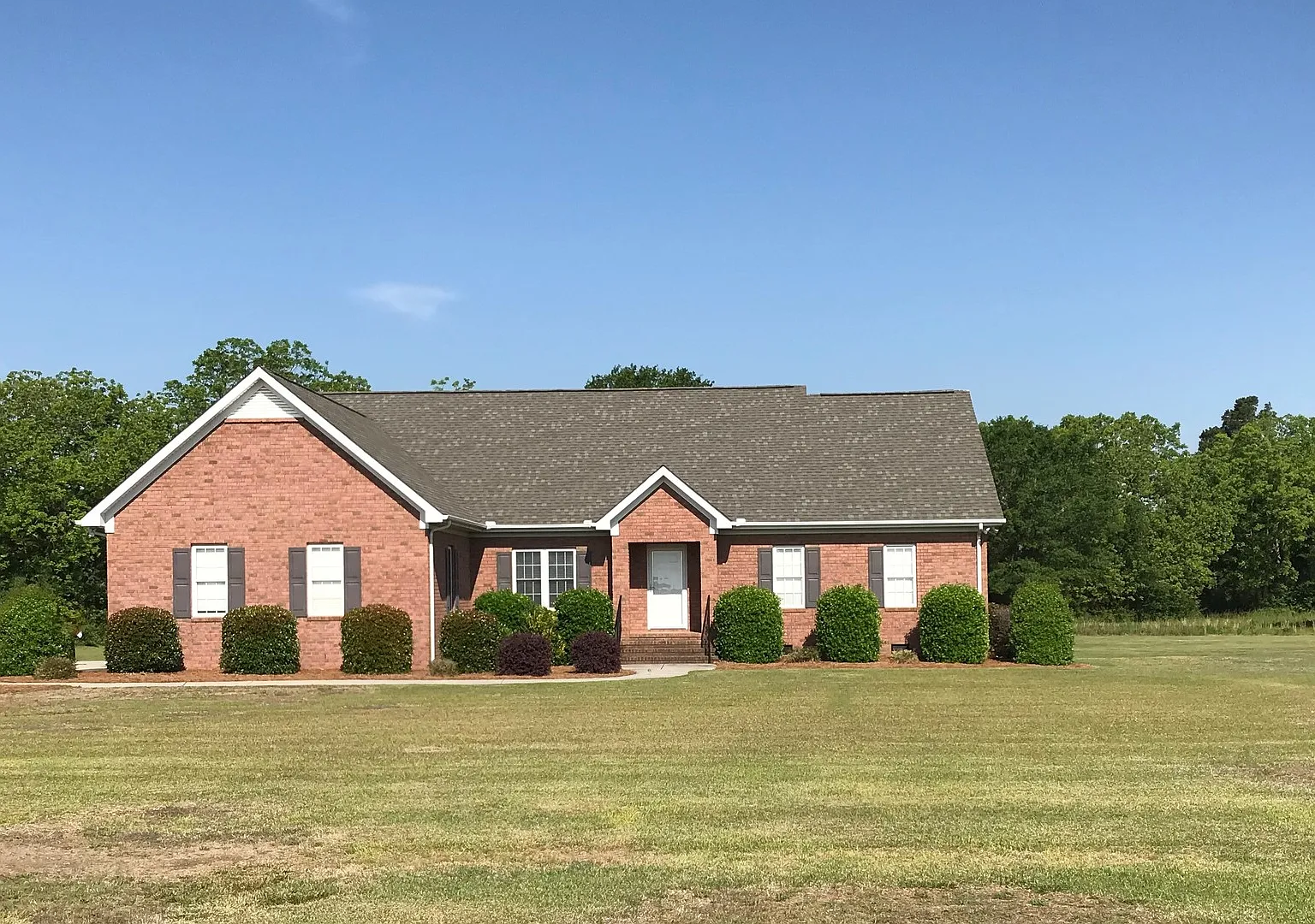 4 bd 2 bth all brick w/ 2 car garage located on a 1 acre lot - lawn care, water, trash, washer/dr... — Photo 1