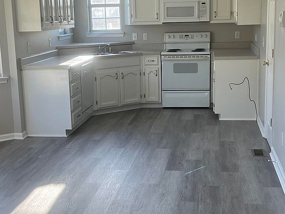 3rd image of 1719 Annendale Cir