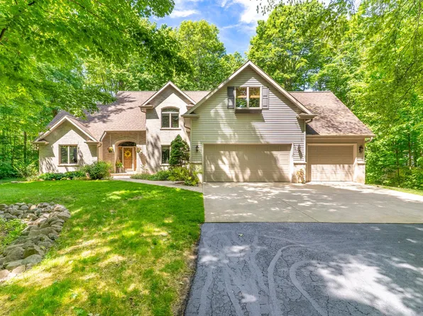 1825 Pine Tree Ct, Luxemburg, WI 54217