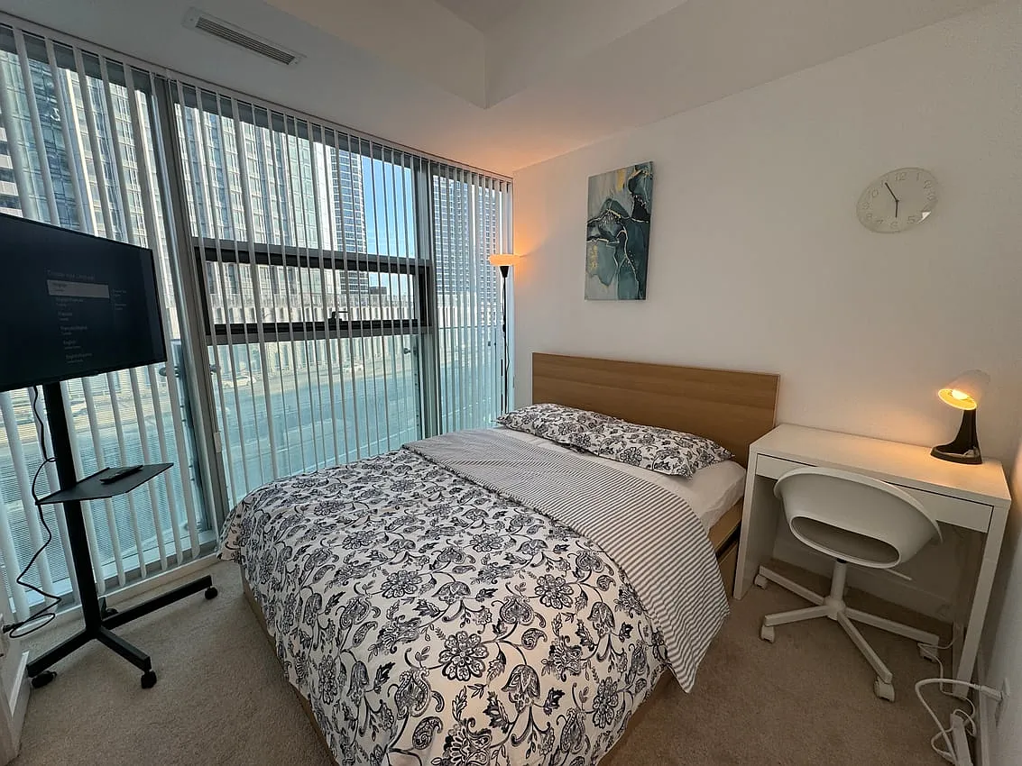 Master Room - York St & Bremner Blvd — Photo 1