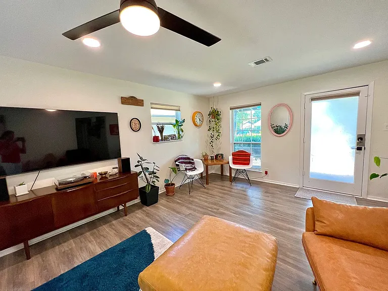 1908 Joy Ln — Photo 3