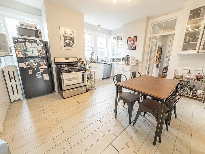 3 bed, 1.0 bath, 1300 sqft, $5,000 — Photo 4