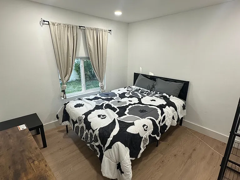 1219 Adelaide Dr — Photo 5