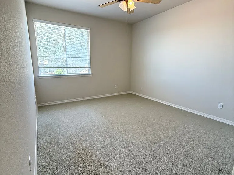 1090 Megan Ct — Photo 17