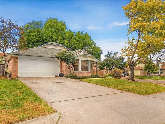 2nd image of 907 Clearwater Trl