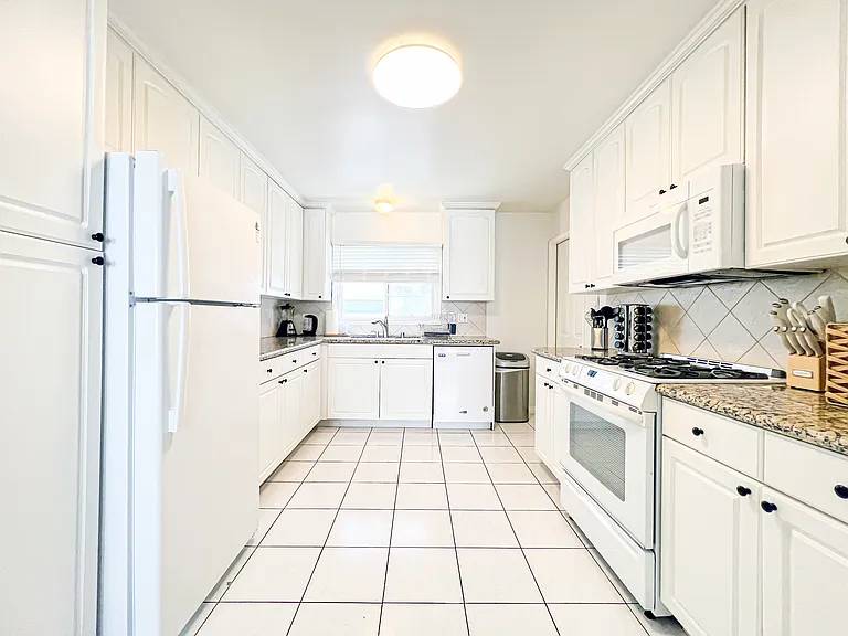 1169 Amherst Ave #3 — Photo 7