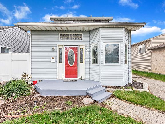 2nd image of 28442 Beechwood St