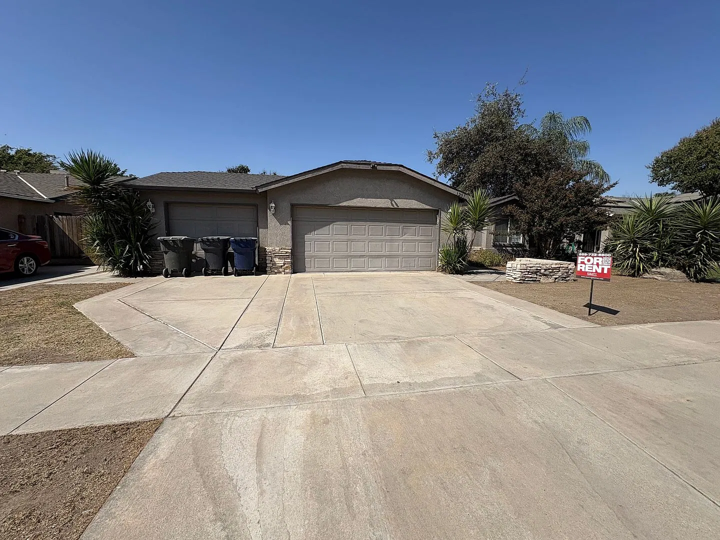 Spacious Tulare home Available Now! — Photo 1