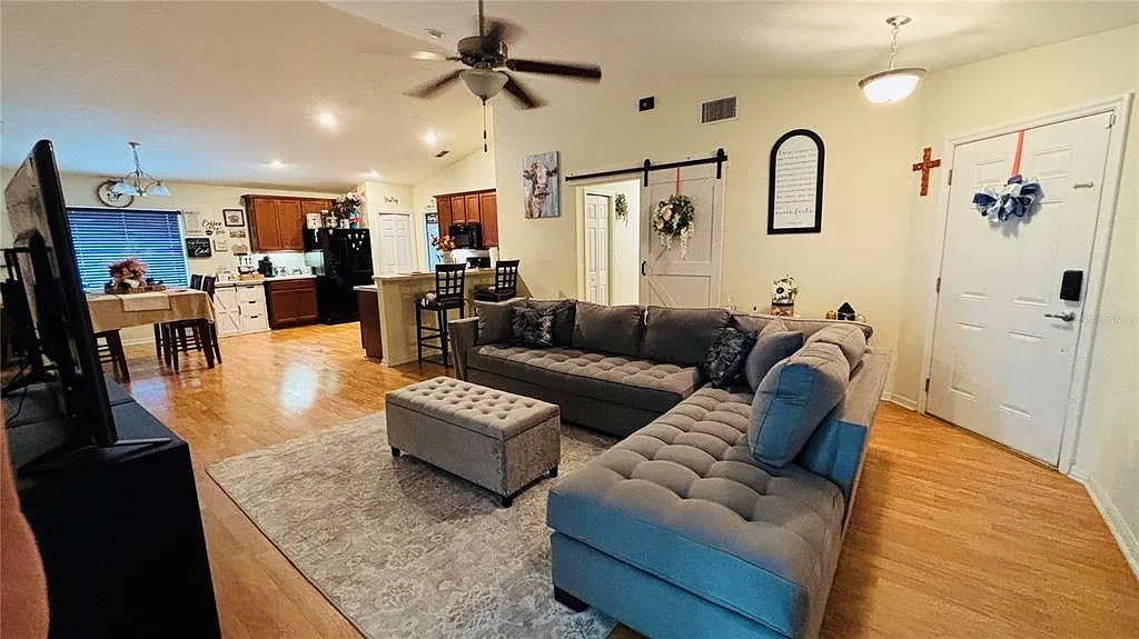 3 bed, 2.0 bath, 1435 sqft, $1,800 — Photo 4
