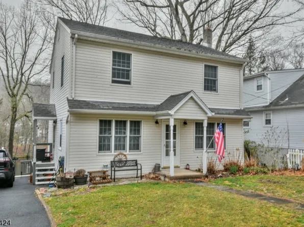 325 Skyline Lake Dr, Ringwood Boro, NJ 07456