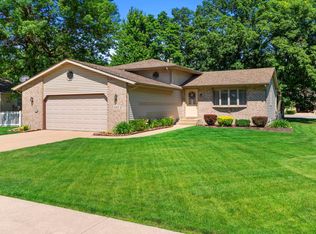 892 Essex Dr, Porter, IN 46304