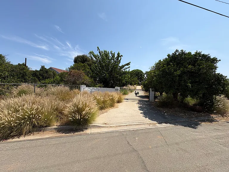 2049 Myers St — Photo 5