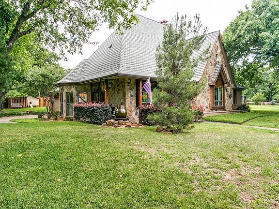 4th image of 3131 Briar Ln
