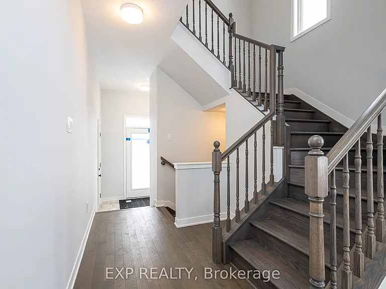 218 Ormiston Cres — Photo 3