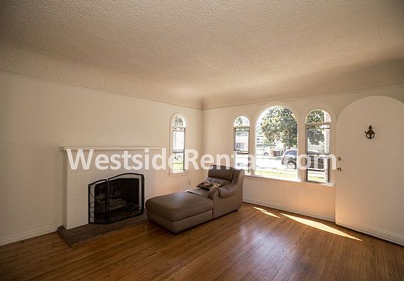 3rd image of 1127 E Acacia Ave