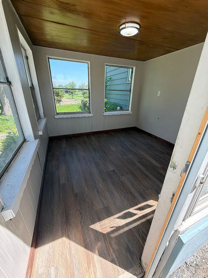 Rare Opportunity! 4 bed, 1 bath home on large lot! — Photo 4