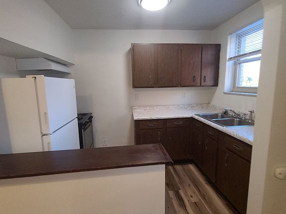 5th image of 140 Academy Ave #Acm-04