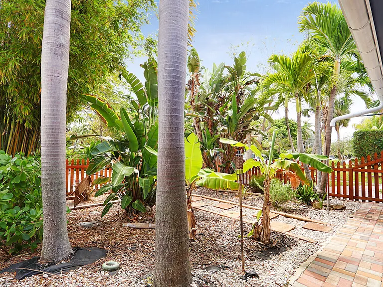 721 N Lakeside Dr — Photo 49