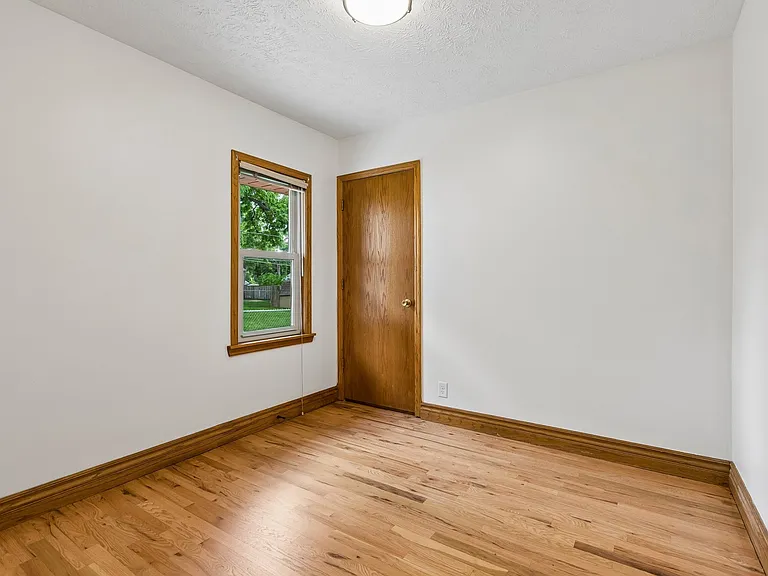 7911 Maywood St — Photo 17