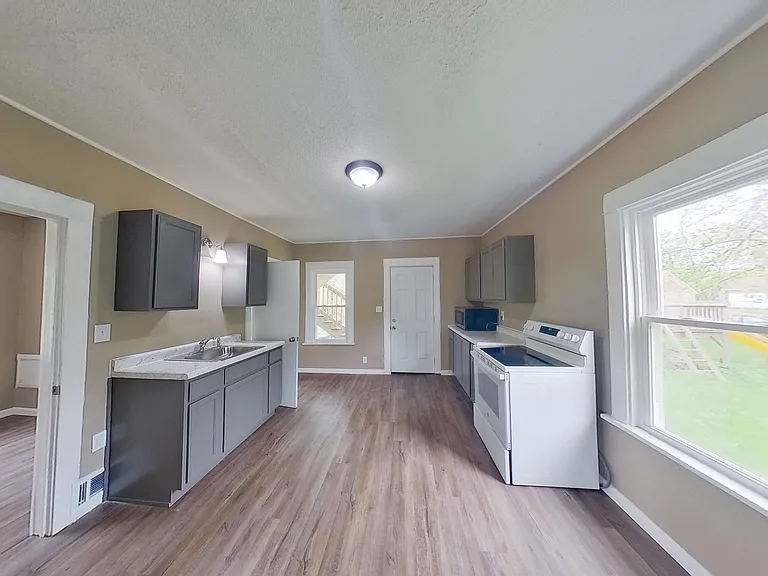 230 Almyra Ave #UP — Photo 3