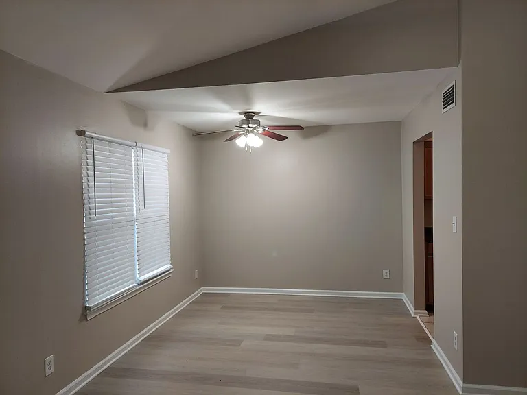 1420 Deerpond Ln — Photo 5