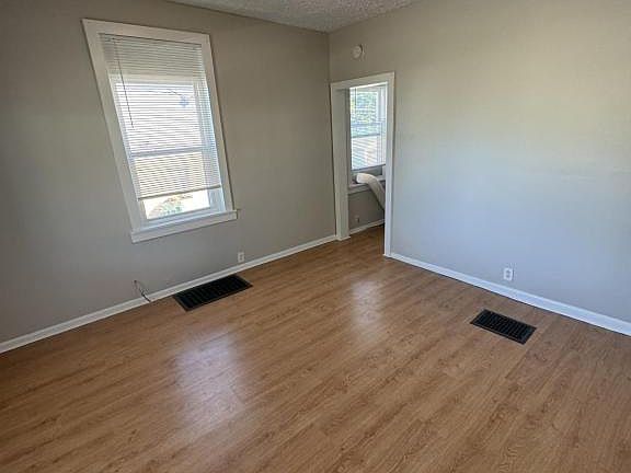 5th image of 2043 Hewitt Ave APT 1
