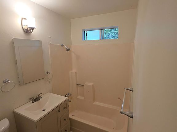 4th image of 1433 Queen Ave