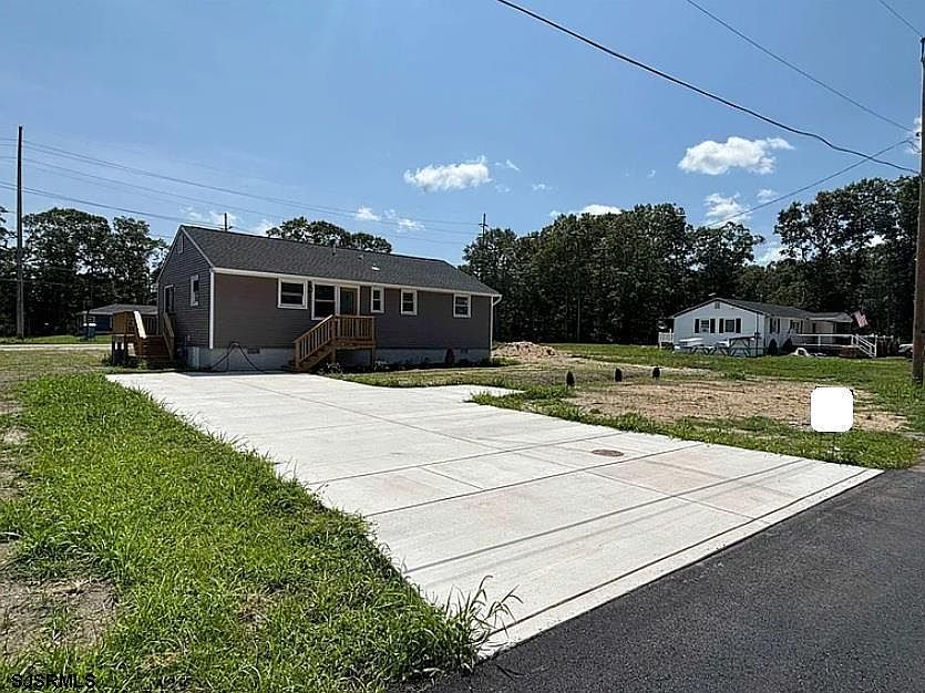 1st image of 102 Wisteria St