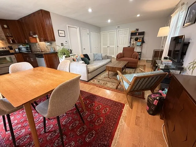 33 Charleston Ave — Photo 8