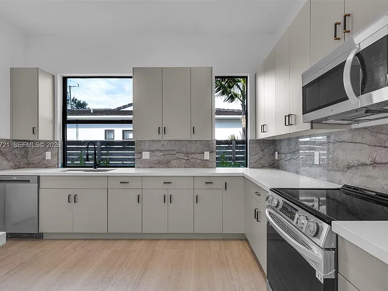 3905 SW 5th St — Photo 14
