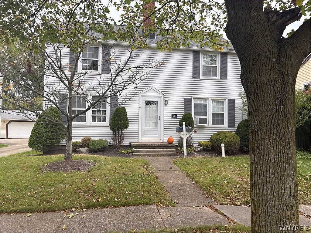 2 bed, 1.0 bath, 1856 sqft, $1,400 — Photo 1