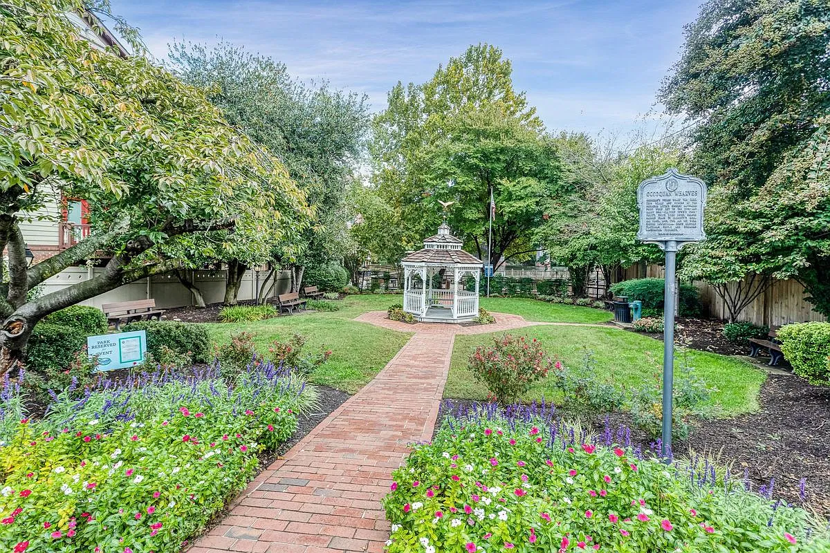 1 bed, 1.0 bath, 850 sqft, $1,950 — Photo 3