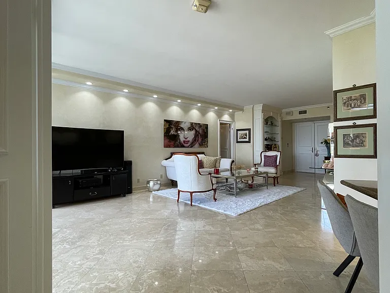 20281 E Country Club Dr — Photo 5