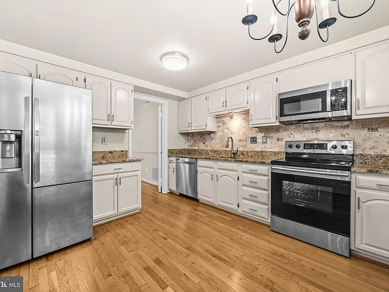 8931 Park Forest Dr — Photo 8