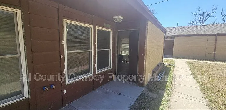 1017 E 8th St — Photo 2