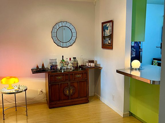 5th image of 300 Crockett St APT 112