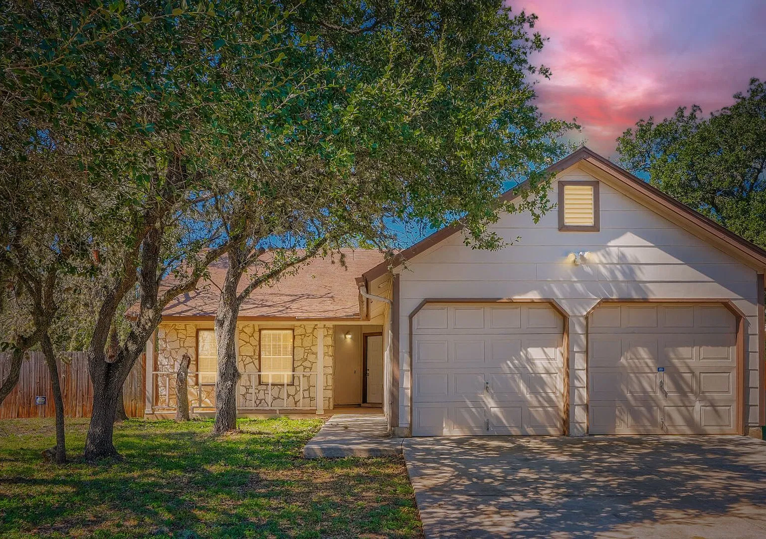 3 Bedroom 2 Bath home on oversized corner lot in Maple Run — Photo 1