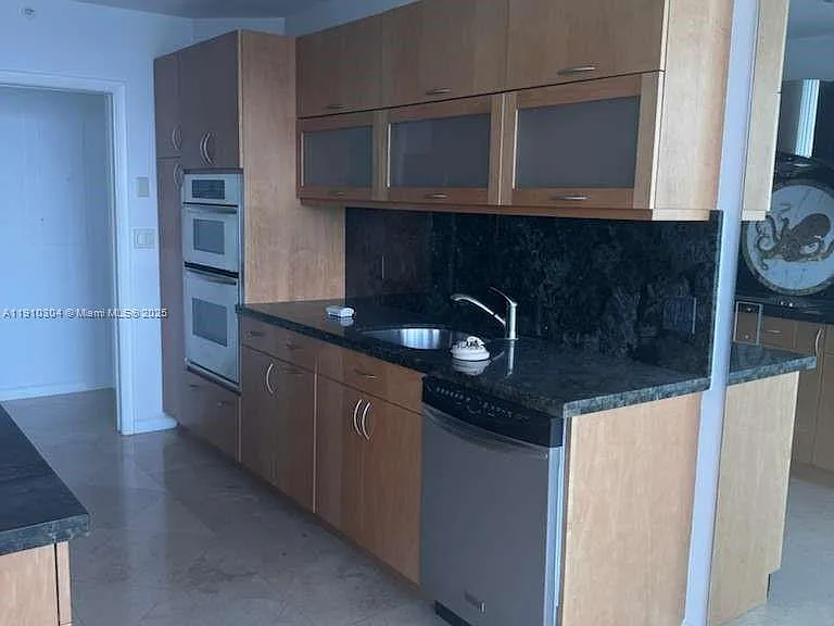 5025 Collins Ave #1602 — Photo 19