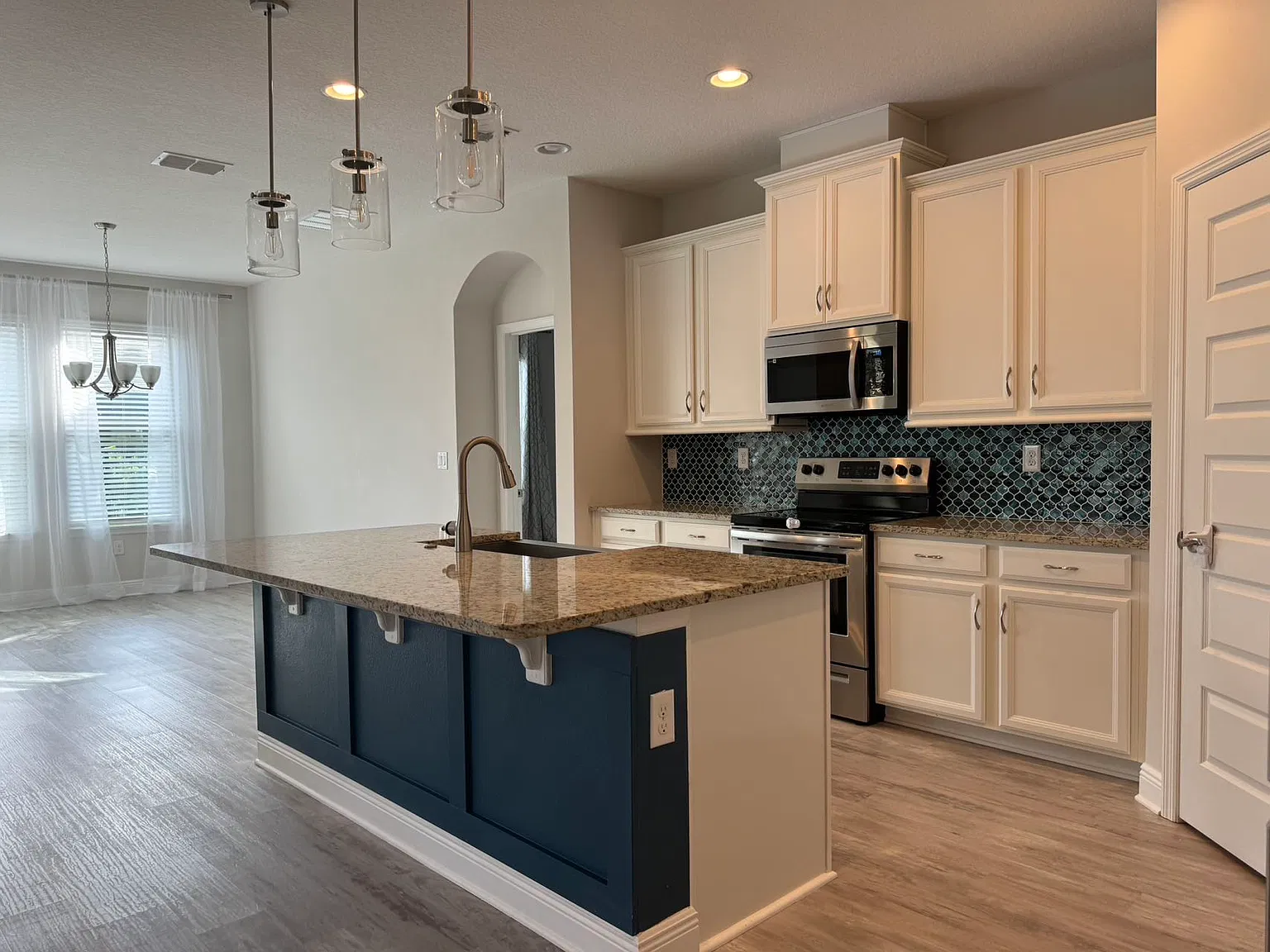 4 bed, 2117 sqft, $3,500 — Photo 3
