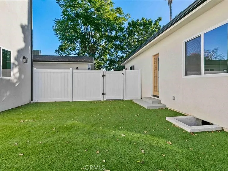 6842 Cedros Ave — Photo 24