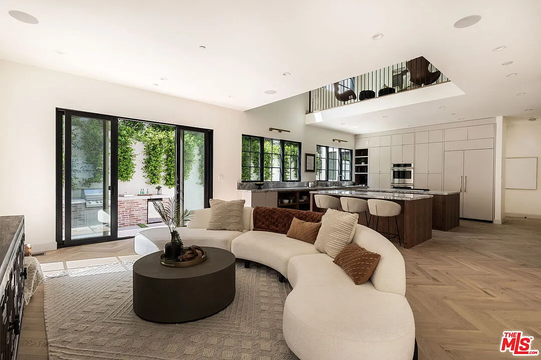 6 bed, 7.0 bath, 5750 sqft, $20,000 — Photo 1