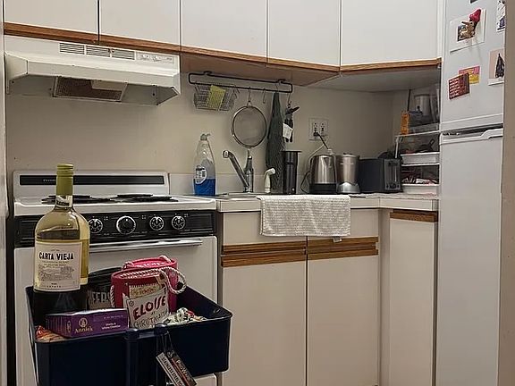 4th image of 524 W 50th St #3
