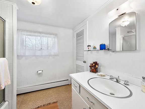 5th image of 206 Fort Pond Blvd