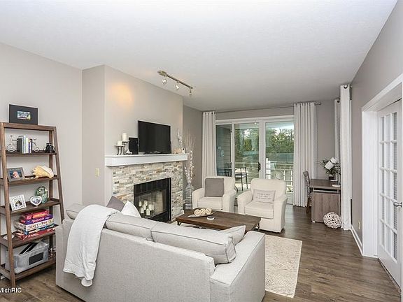 3rd image of 13 Harbor Pointe Shrs