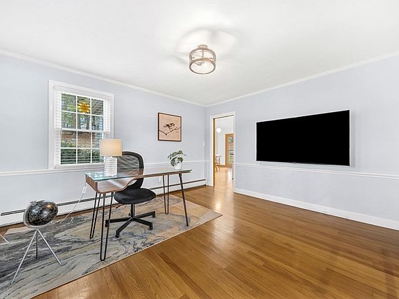 4th image of 15 Spring Valley Rd
