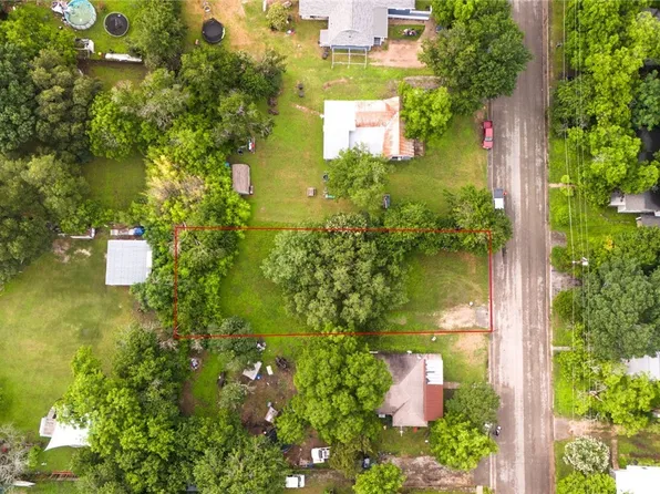 725 S Blanco St, Lockhart, TX 78644