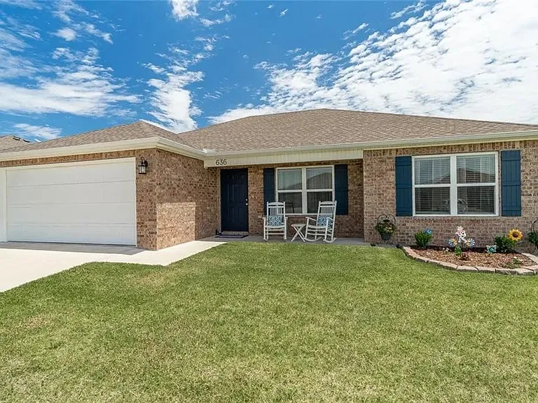 636 Woodcreek Loop — Photo 1