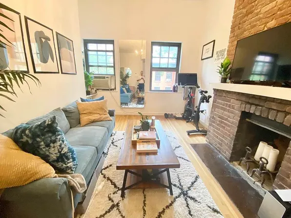 18 Bank Street image 1 of 6