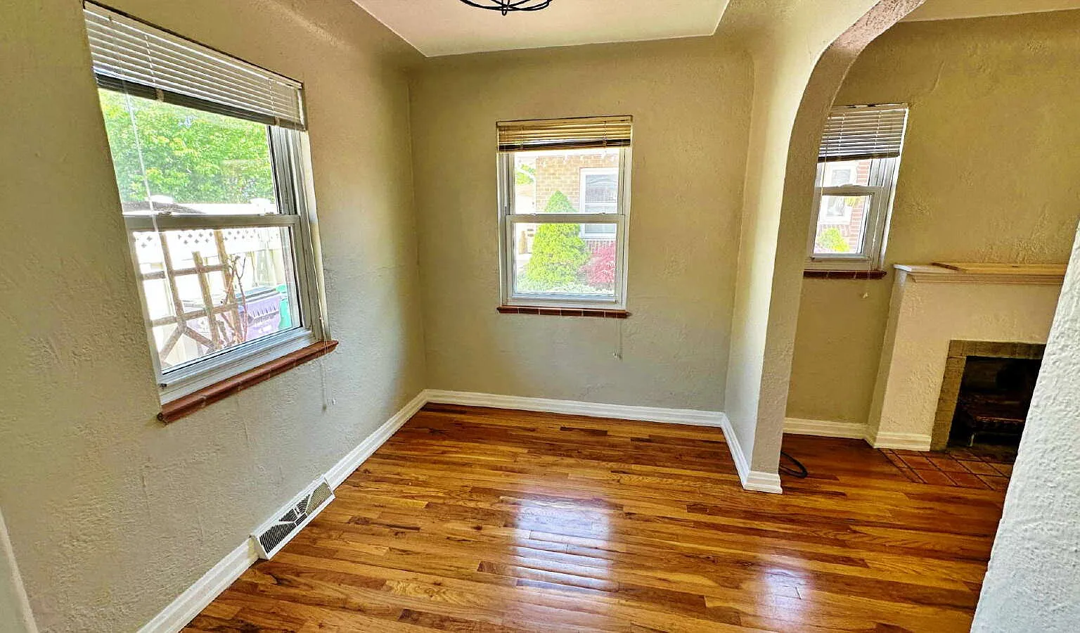2 bed, 1.0 bath, 713 sqft, $1,999 — Photo 4
